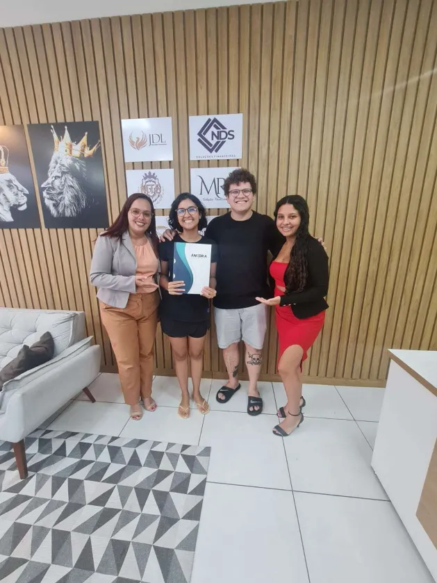 Time de profissionais da empresa XYZ reunidos em ambiente de trabalho colaborativo